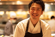 笑顔の男性店員